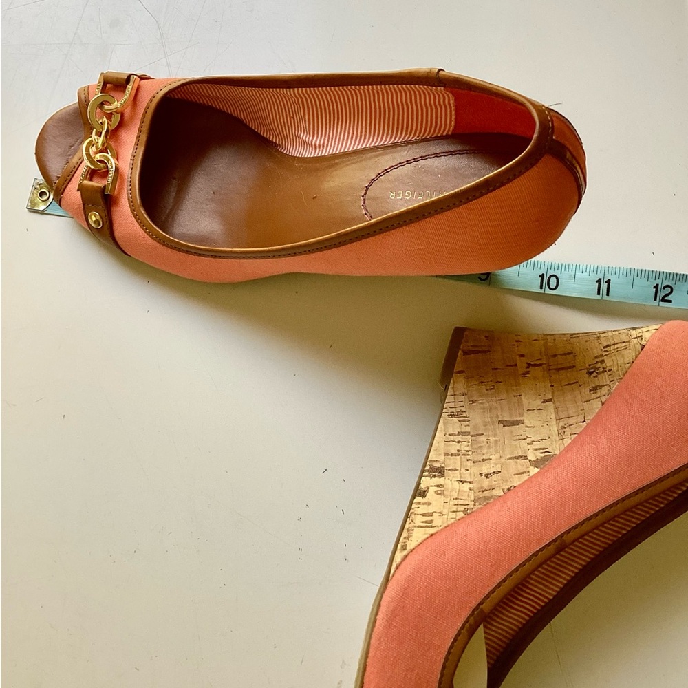 🪸 Tommy Hilfiger CORAL  Peep Toe GOLD CHAIN Canvas WEDGE  Sz 8.5 NWT - Picture 13 of 16